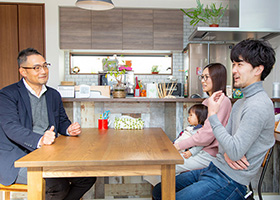 平日も土日もお待たせせず、お客様のご予定に合わせてゆっくりとご覧いただけます。