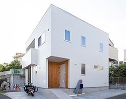 アイランドキッチンが家族のコミュニケーションの場となる住まい。天然木で部屋全体が温もりの空間に。