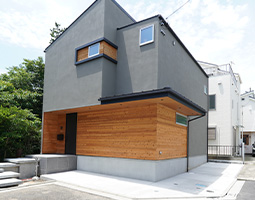 朝起きてLDKへの動線で、空の青と植栽の緑を感じられる住まい。明るく開放的な空間が癒しを与えます。