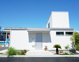 白と青をベースにシンプルで清潔感のある住まい。中庭のグリーンが温かみを増します。