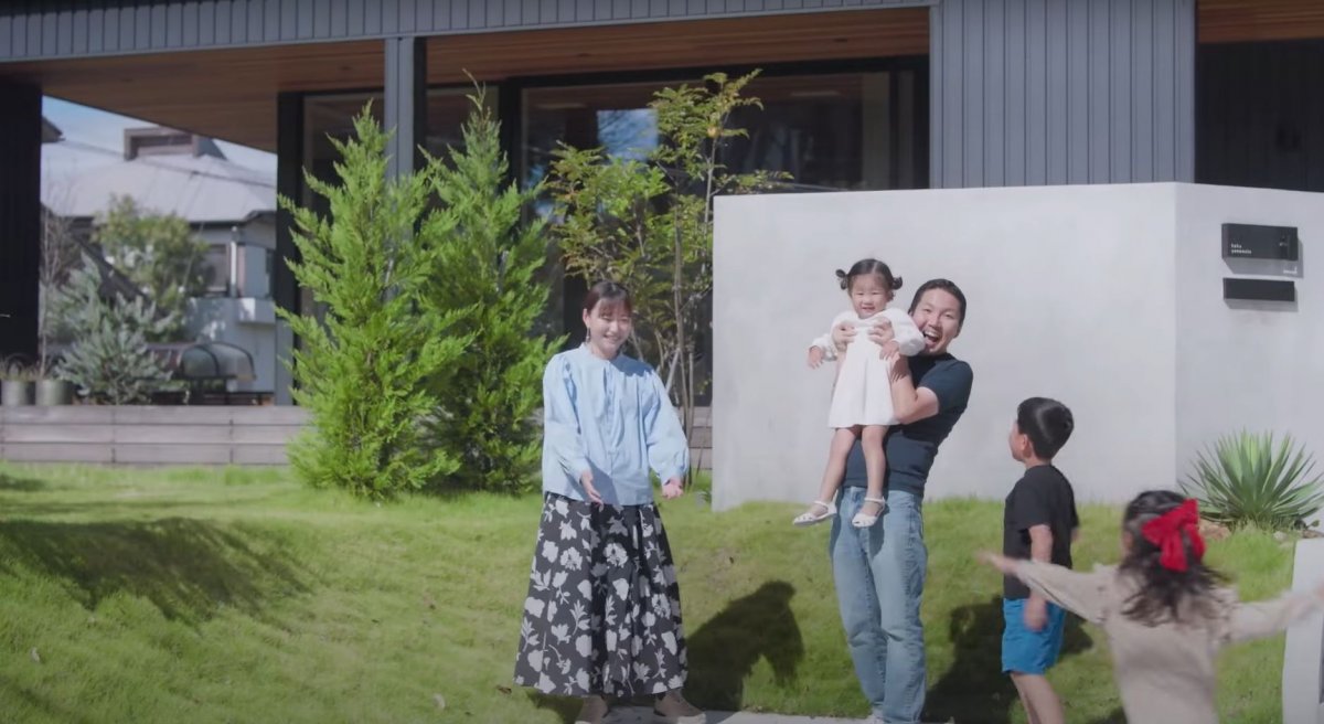 お子様3人とご夫婦が暮らす大きな窓で外と中をつなげる家〈design CASA〉