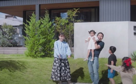 お子様3人とご夫婦が暮らす大きな窓で外と中をつなげる家〈designcasa〉