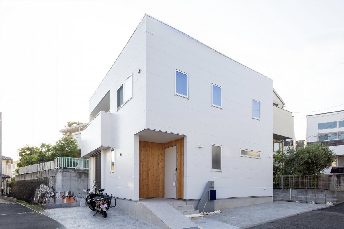 柔らかな雰囲気の子育て3人家族が住まう 白を基調としたナチュラルスタイルの家