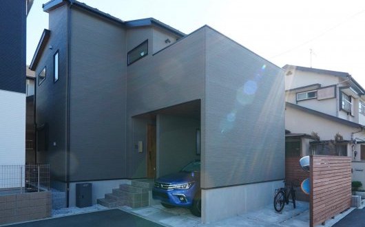 大きな梁と勾配天井がアクセントの2Fリビング、ビルトインガレージのある家（茅ヶ崎市 N様）