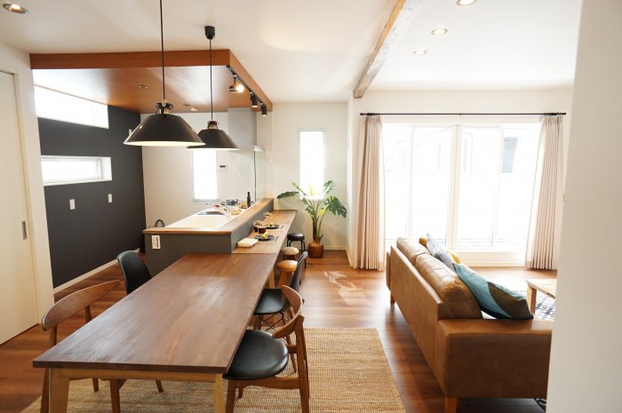 屋上庭園だけじゃなく、LDKなどの開放感もしっかり開口部を考え、リビングにいるときも心地の良い住まいを叶えます。