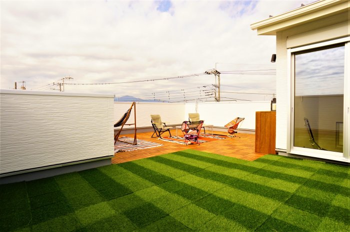 よくあるお庭では外からの視線などを気にしたプランをする必要がありますが、屋上庭園では完全なプライベート空間を確保できます。