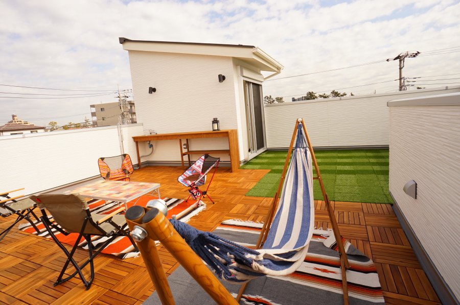 長く住まうマイホームだからこそ、どんな時にも楽しめる空間が必要です。屋上リビングは、自宅で外の空気を吸ってリフレッシュしたりレジャー気分を味わったり、気分転換するのにうってつけです。