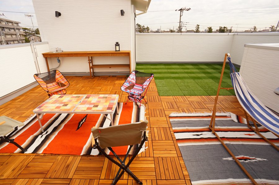 庭のあるマイホームを建てる際には建物と庭がおさまる広さの土地が必要ですが、屋上に庭をつくれば、コンパクトな土地でもある程度の広さを確保した庭を持つことができるのです。