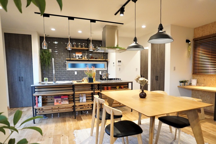 カフェで暮らす。「おうちをカフェにする。」家にいながらおしゃれなランチやコーヒーを楽しむ暮らし。家族や友人が集う“自分らしい”を魅せる家です。