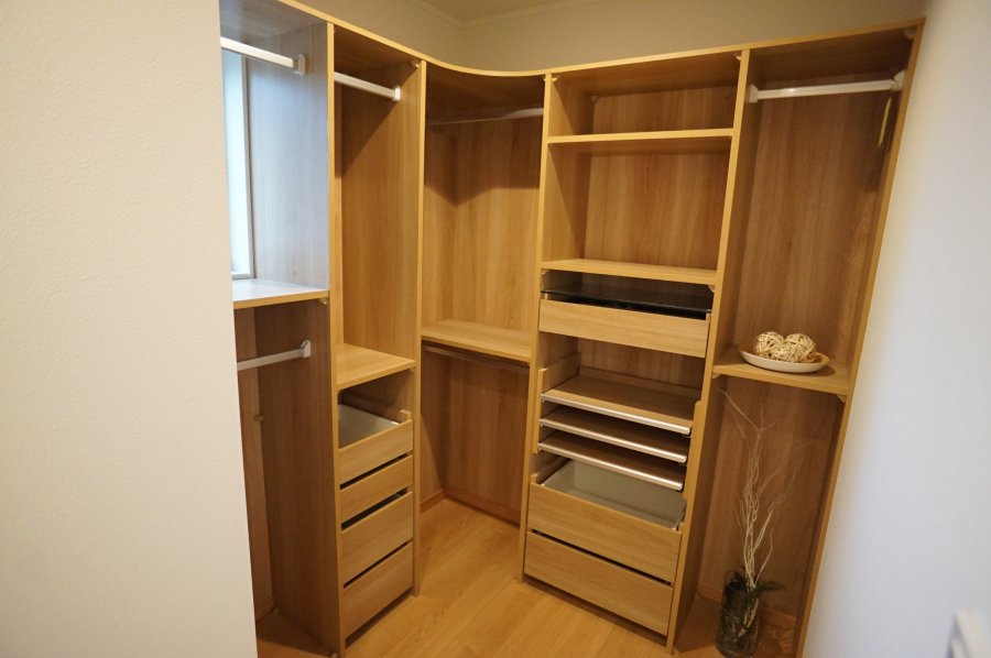 収納場所を1ヵ所にまとめることで、生活動線や家事動線をシンプルにし、<br />
効率的な家事や楽ちんな生活を送ることができます。<br />
雨の日は廊下に洗濯物を干してそのままクローゼットへいける家事動線です。