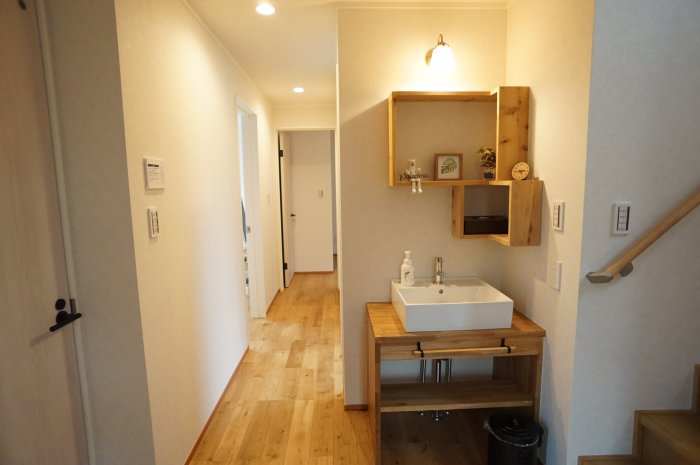 コロナが流行り、手洗いうがいが大切になってきているため、玄関に入ってすぐに洗面台を設けています。<br />
家に帰ってすぐ手洗いうがいをすることで住まいは健康も守ります。