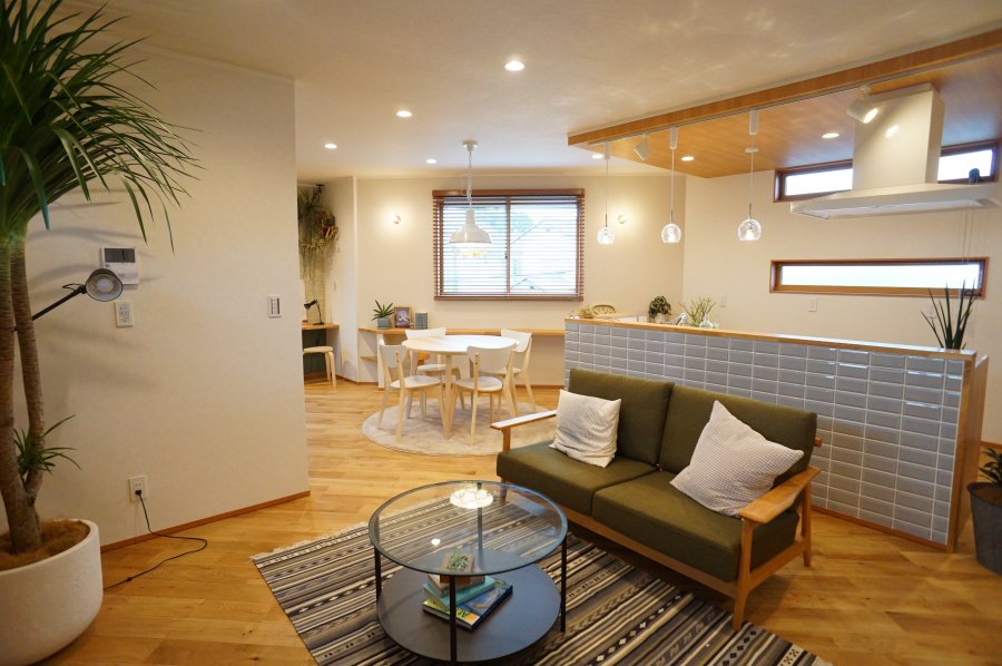 「家で働く」これがスタンダードになると家で過ごす時間はより長くなり、快適性が必要になります。<br />
日々の暮らしをより過ごしやすくするためにリモートに対応した住まいだからこそ開放感のある空間をご提案します。