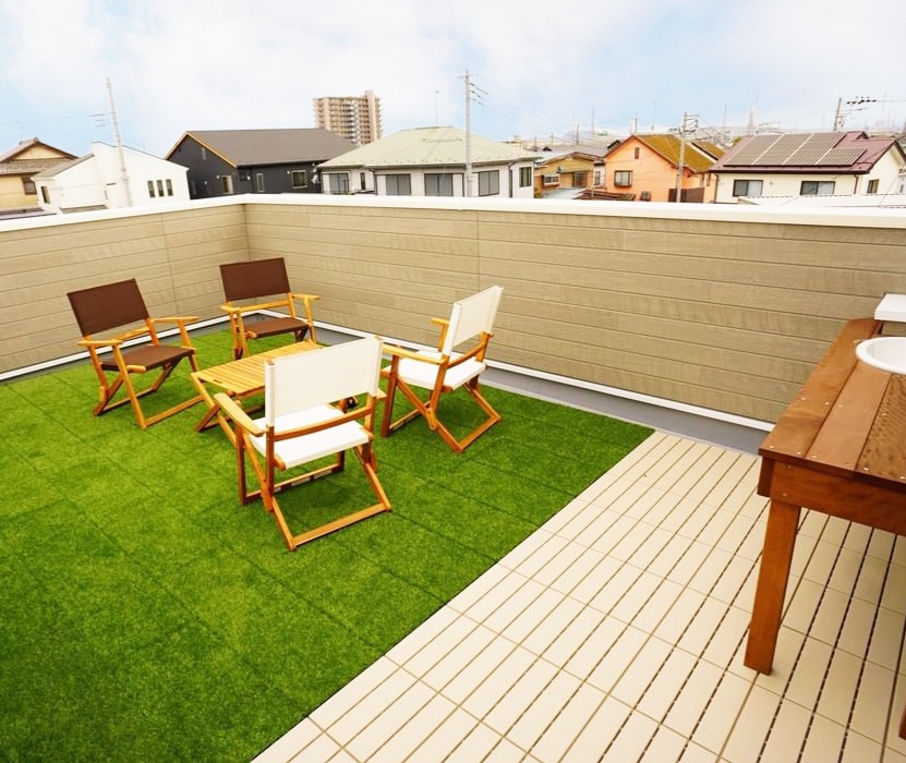 家族との時間を過ごす際にぴったりな屋上庭園<br />
プライベートの守られた空間でリモートの合間に一息つくことも、休日に家族と過ごすこともできます。