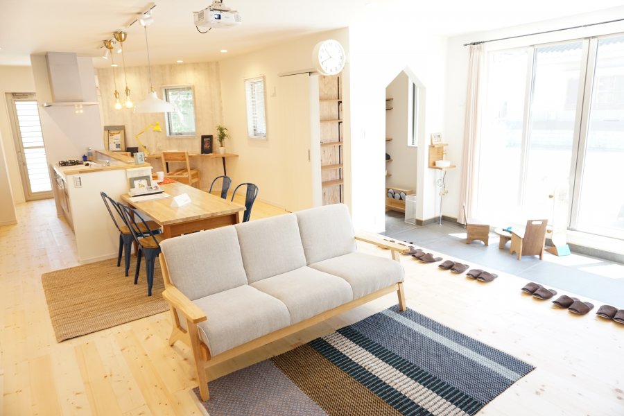 庭に直接出れる導線や自転車やバイクなどを置くスペース、ガーデニング好きな方ならばLDKに隣接するおしゃれなサンルームと様々な用途で活躍します。