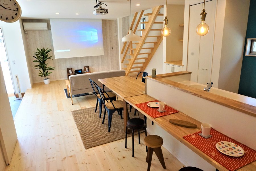 光がたっぷり差し込む土間リビングは友人を誘ってのパーティーにもぴったり。夜は夜風を愉しむのもオススメの過ごし方。