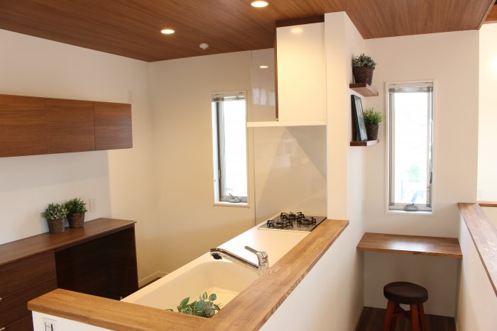 カウンターキッチンを採用することにより、家族とのコミュニケーション捗る間取りとなっています。<br />
さらにリモートワークスペースもご用意しております。