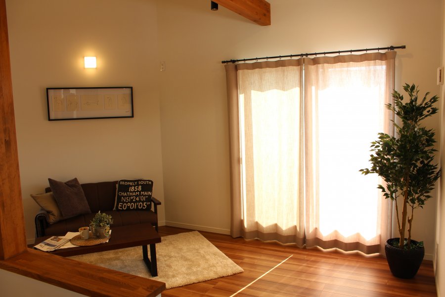 大きな開口部で陽の光を取り込み明るい住まいとなります。<br />
家の中でも特に過ごす時間が長いリビング、ダイニングがより暮らしやすくなります。