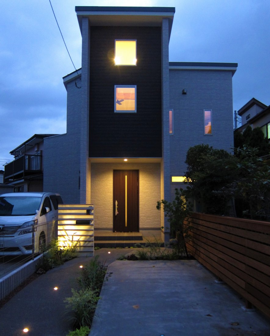 比較的お求めやすい変形地を１２０％活かすことが出来るのは、注文住宅の醍醐味です。<br />
旗竿地は車が留めやすく、アプローチ部分に変化が付けられます。<br />
玄関までをワクワクするようなエクステリアで愉しむこともできます。