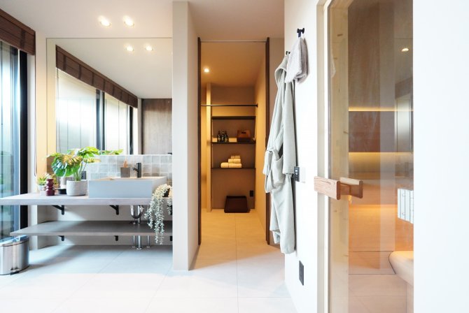 空間に合わせて仕立てた造作洗面は、素材感と照明まで計算した上質な佇まい。 朝の支度も、サウナ後のクールダウンも、気持ちを切り替える特別な時間に。