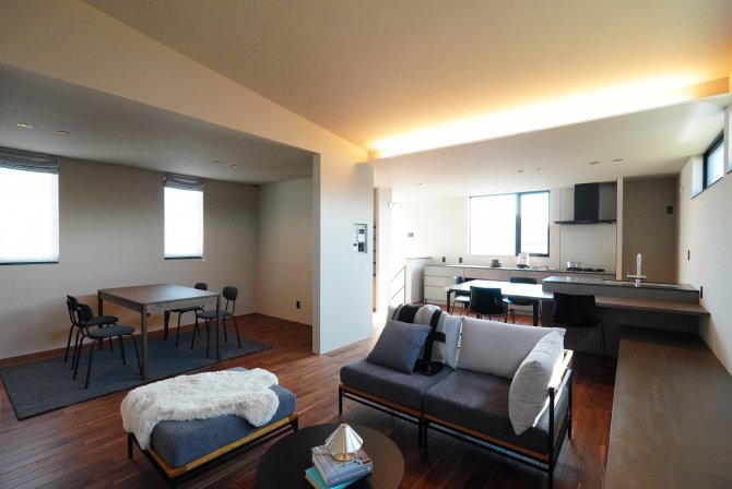 リビング・ダイニング・ワークスペースまで緩やかにつながるLDK。 家族それぞれが同じ空間にいながら、自分の時間も大切にできる心地よさを叶えました。