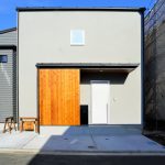 グレージュ×木目で魅せる、今っぽい外観デザイン術